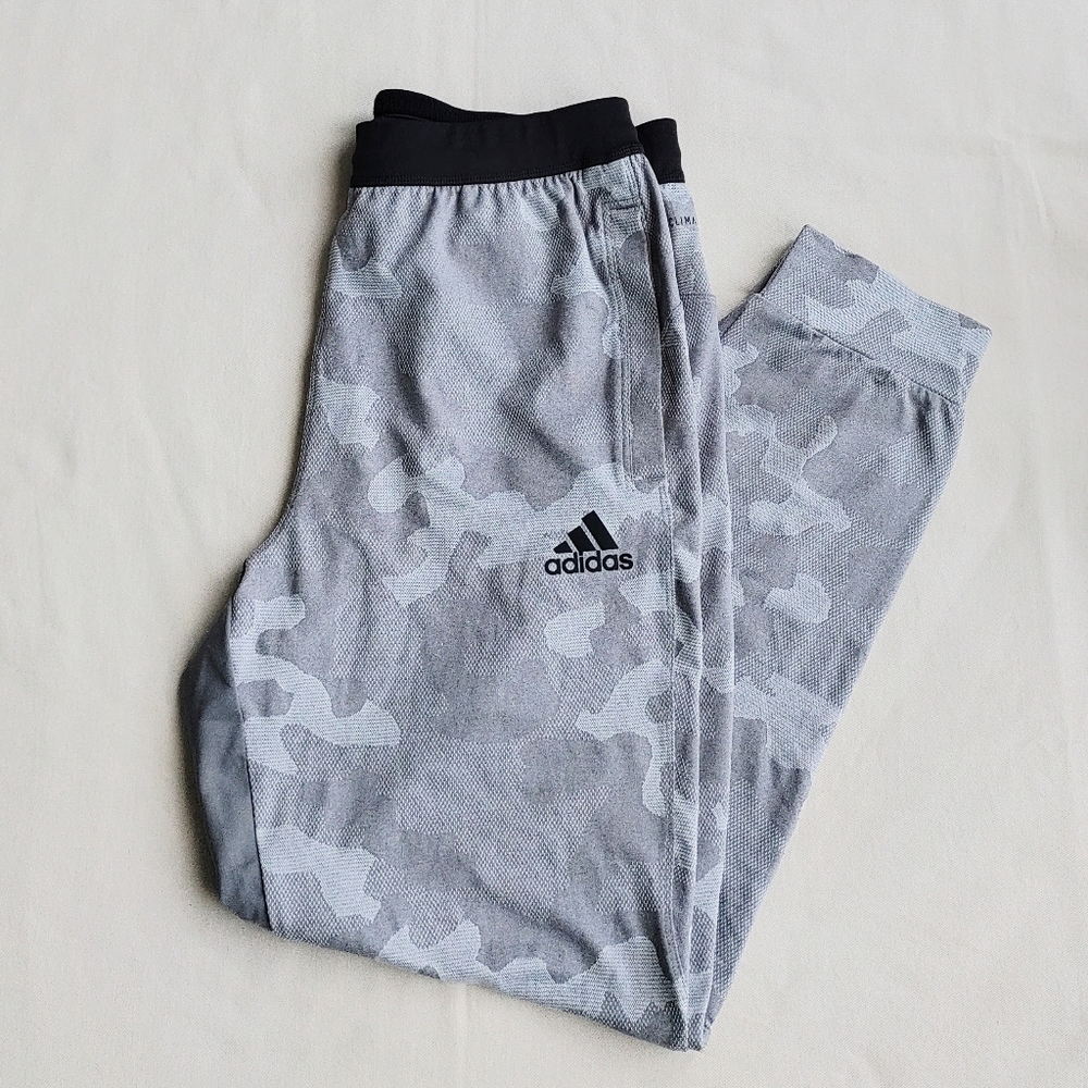 NWOT Adidas Men's Graphics Como Joggers Pants sizeL